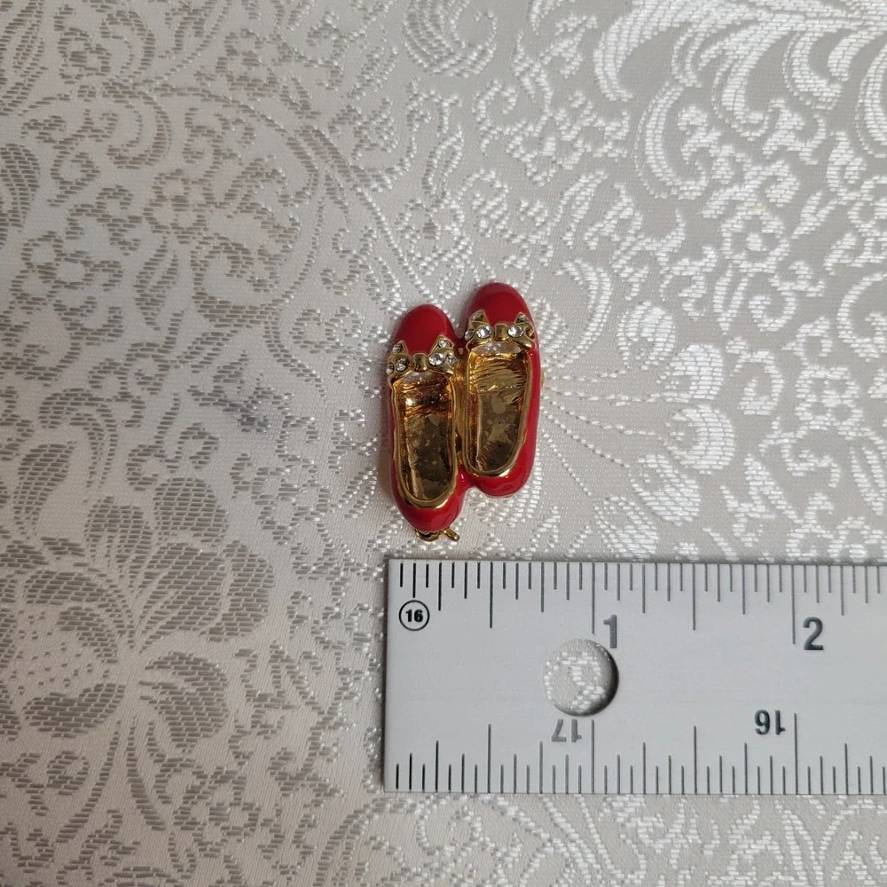 Vintage Gold Ruby‎ Red Slippers Brooch Enamel Rhinestone Bow Dorothy Kitsch Gift - Picture 8 of 9